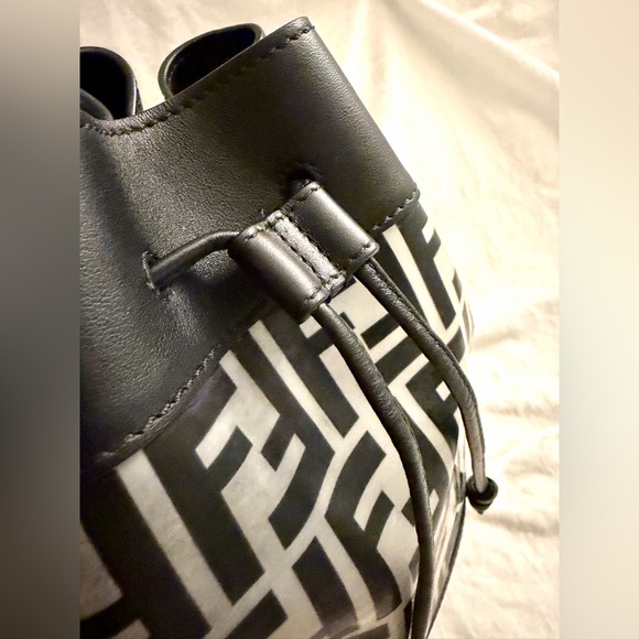 👑✅PRICE FIRM✅ AUTHENTIC FENDI  PVC Mon Tresor Small Bucket Bag - Picture 5 of 16